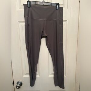 Layer 8 grey athletic leggings grey woman’s size 8 cropped